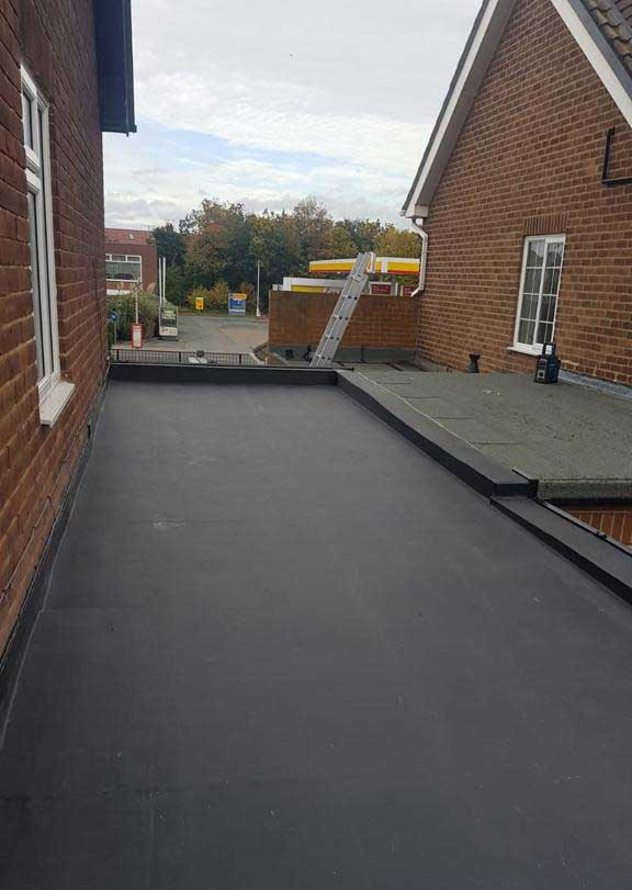 Flat rubber roof fitted in Killingworth